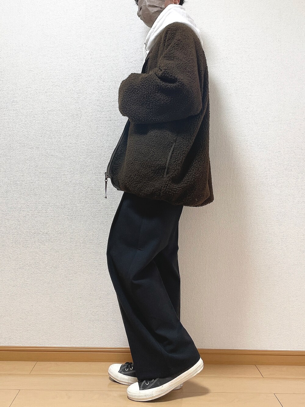 ブラウン系のブルゾン、ホワイト系のパーカー、ブラック系のその他パンツを着用したメンズの秋コーディネートの3枚目の写真