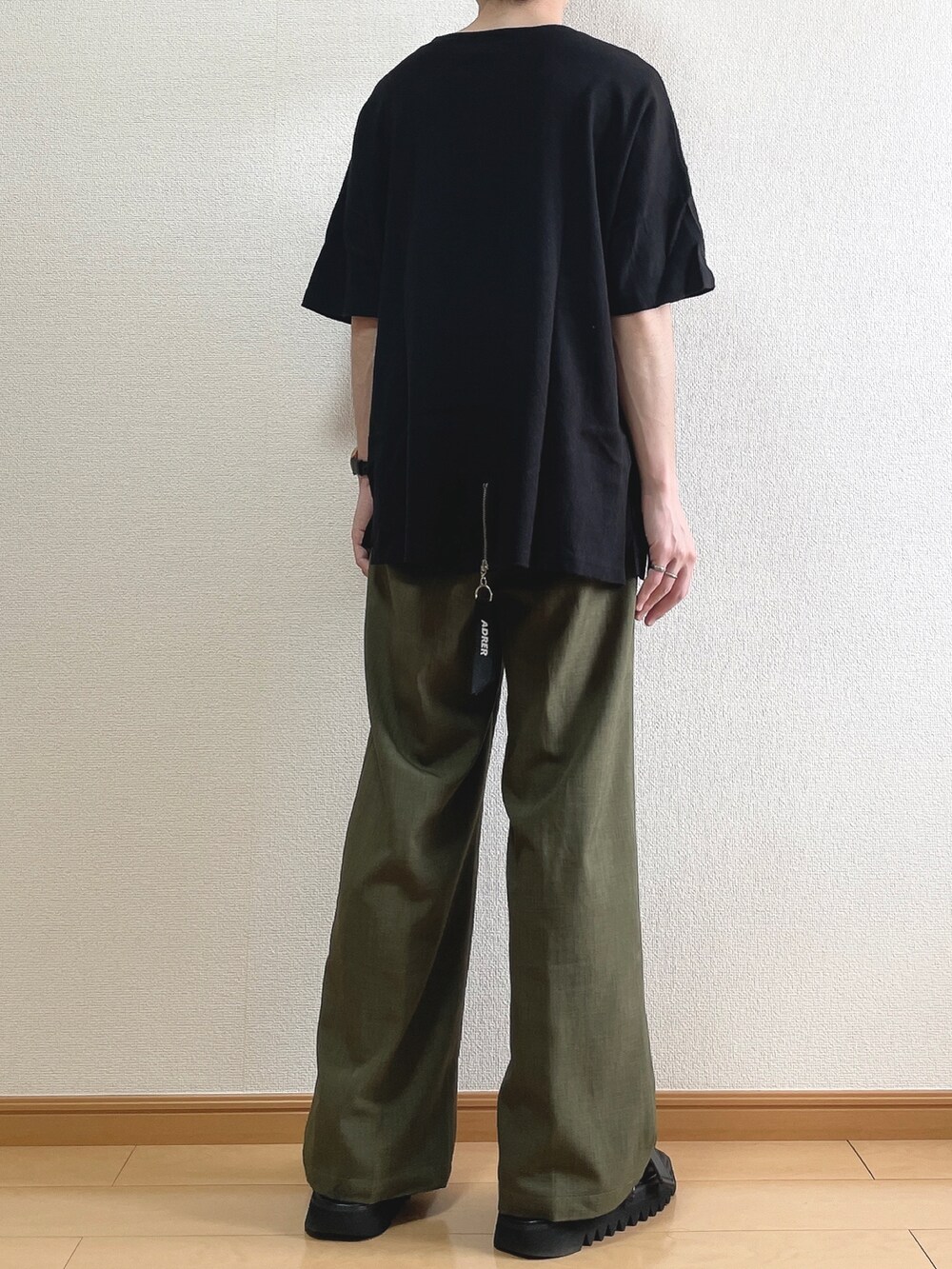 ブラック系のTシャツ/カットソー、グリーン系のその他パンツ、ブラック系のサンダルを着用したメンズの夏コーディネートの4枚目の写真