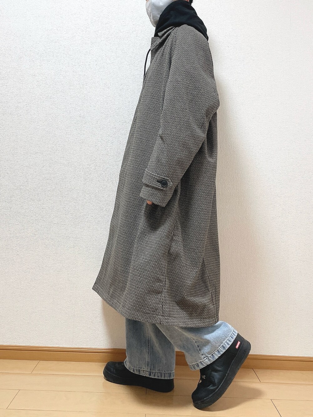 その他のステンカラーコート、ブラック系のパーカー、ホワイト系のTシャツ/カットソーを着用したメンズの冬コーディネートの3枚目の写真