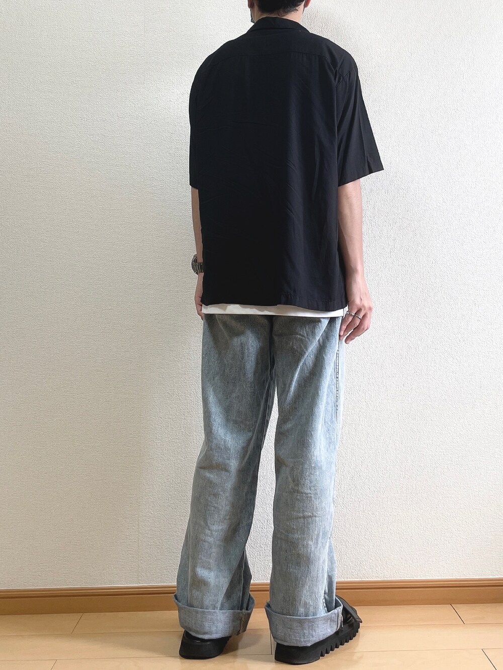 ブラック系のシャツ/ブラウス、ホワイト系のタンクトップ、ブルー系のデニムパンツを着用したメンズの夏コーディネートの4枚目の写真