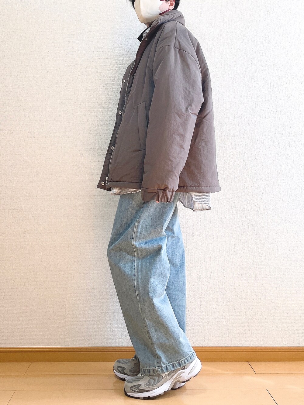 ブラウン系のその他アウター、ブラック系のシャツ/ブラウス、ホワイト系のTシャツ/カットソーを着用したメンズの冬コーディネートの3枚目の写真