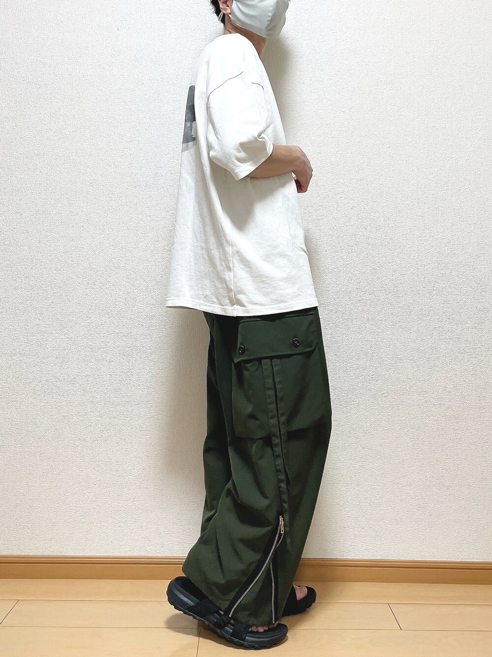 グリーン系のTシャツ/カットソー、グリーン系のカーゴパンツ、ブラック系のサンダルを着用したメンズの夏コーディネートの2枚目の写真