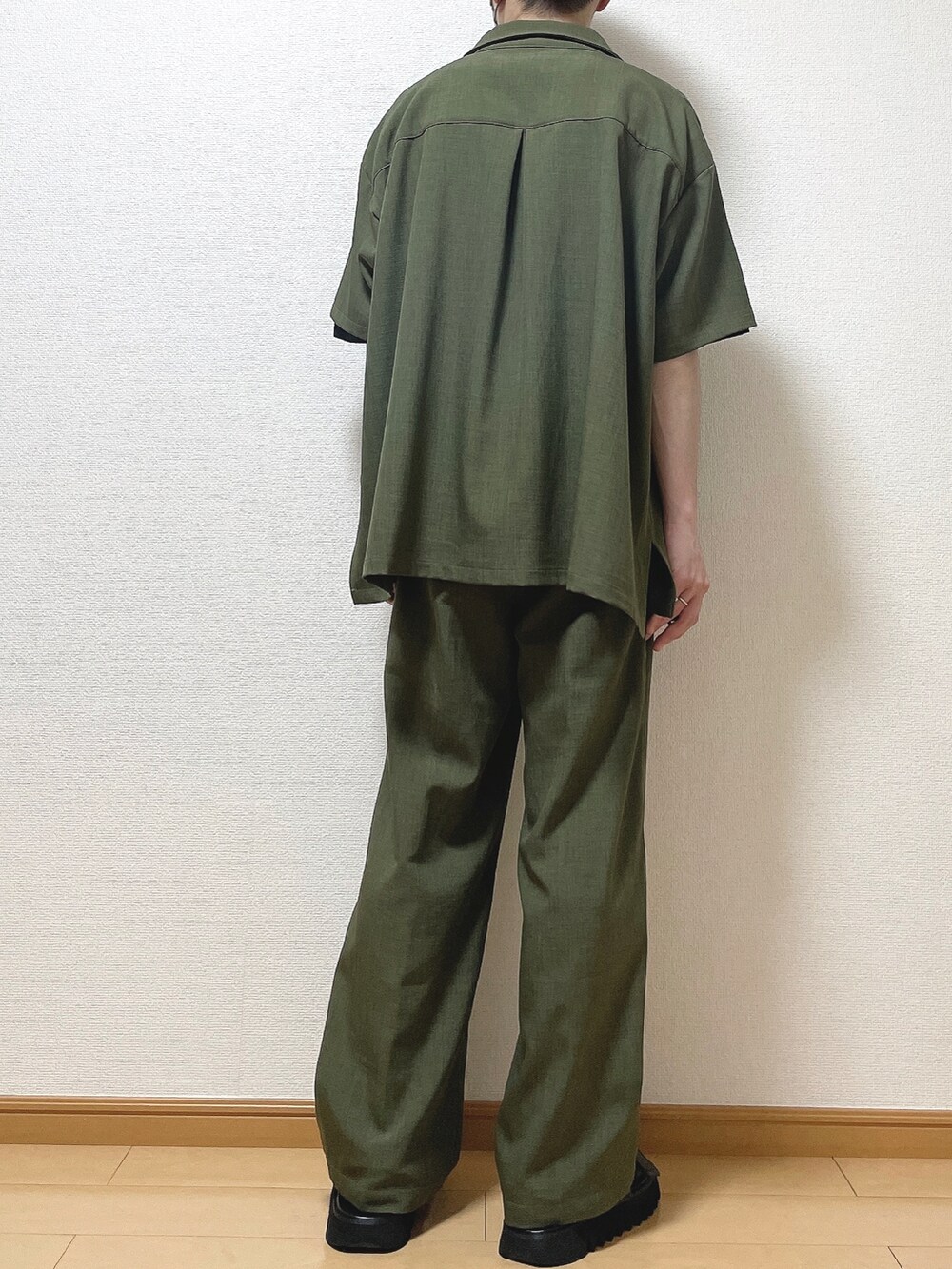 グリーン系のシャツ/ブラウス、ブラック系のTシャツ/カットソー、グリーン系のその他パンツを着用したメンズの夏コーディネートの4枚目の写真