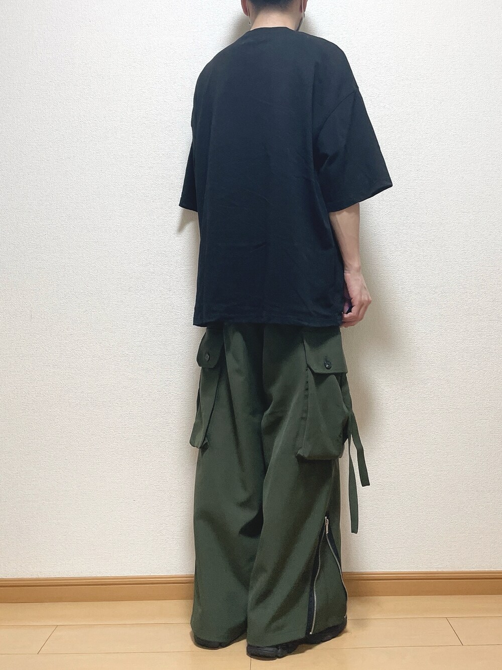 ブラック系のTシャツ/カットソー、グリーン系のカーゴパンツ、ブラック系のスニーカーを着用したメンズの夏コーディネートの4枚目の写真