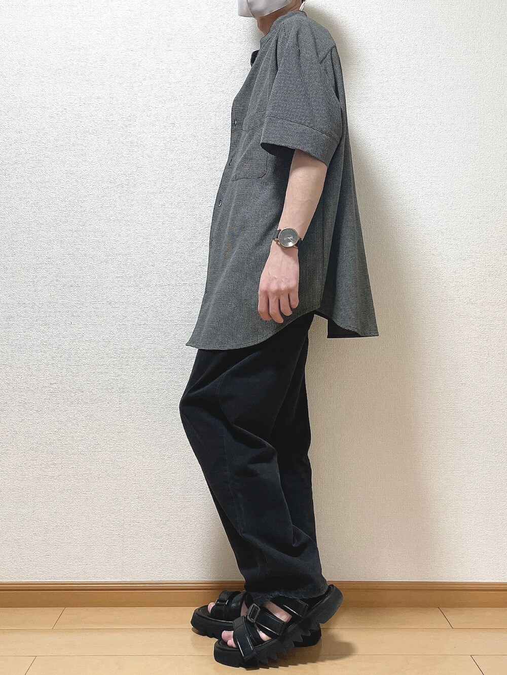 ブラック系のシャツ/ブラウス、ホワイト系のTシャツ/カットソー、ブラック系のデニムパンツを着用したメンズの春コーディネートの3枚目の写真