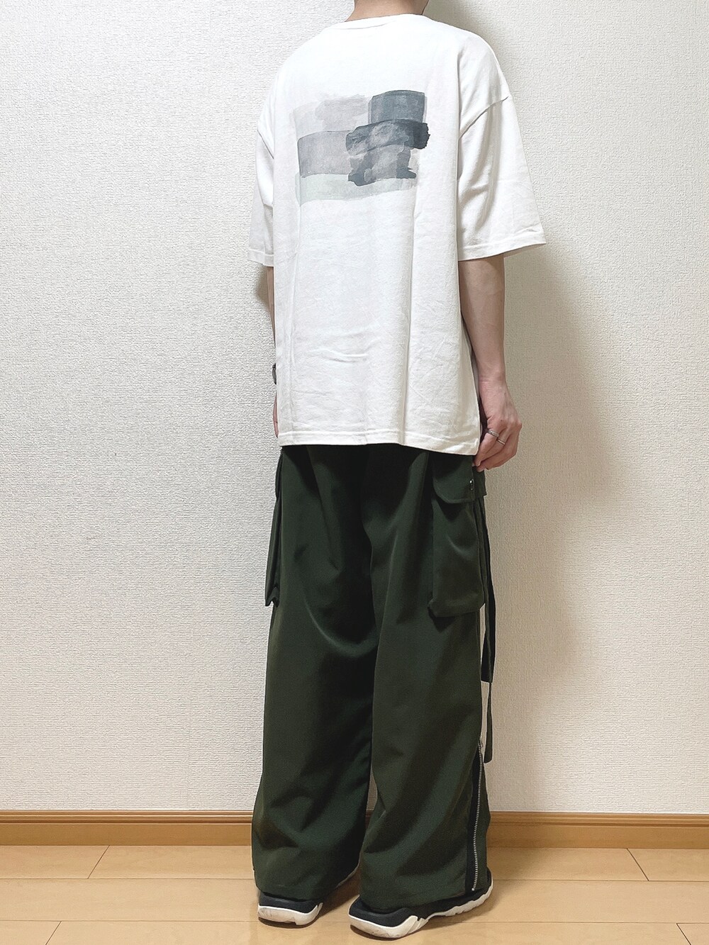グリーン系のTシャツ/カットソー、グリーン系のカーゴパンツ、ブラック系のサンダルを着用したメンズの夏コーディネートの4枚目の写真