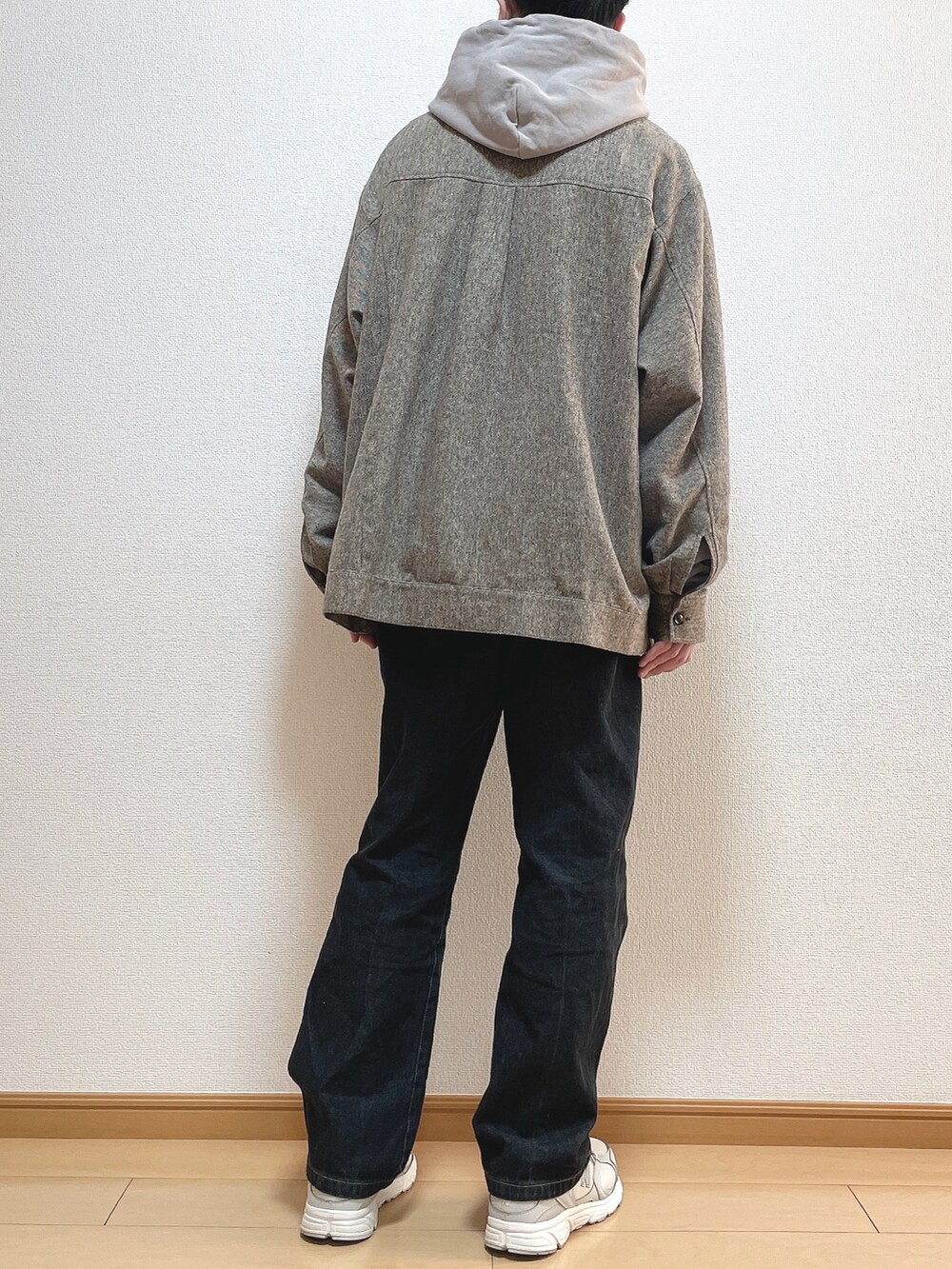 ブラウン系のシャツ/ブラウス、ベージュ系のパーカー、ブラック系のデニムパンツを着用したメンズの冬コーディネートの4枚目の写真