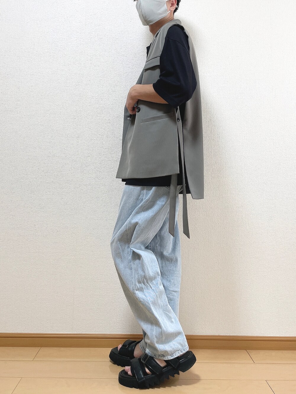 グレー系のベスト、ブラック系のTシャツ/カットソー、ブルー系のデニムパンツを着用したメンズの夏コーディネートの3枚目の写真