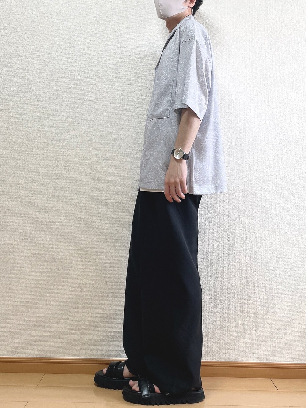 グレー系のシャツ/ブラウス、ホワイト系のタンクトップ、ブラック系のその他パンツを着用したメンズの夏コーディネートの3枚目の写真