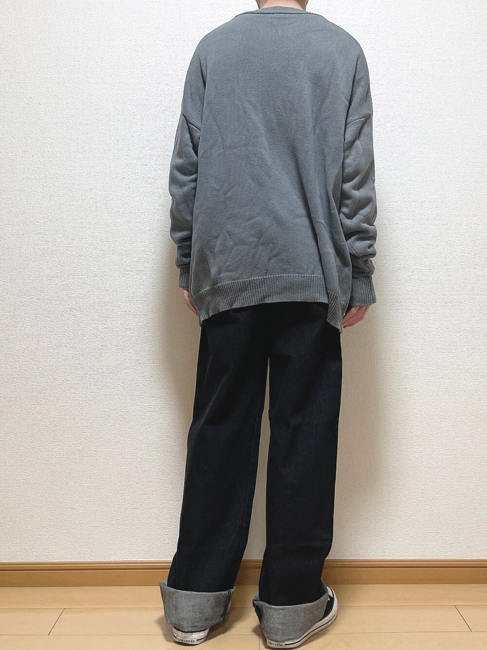 ブルー系のカーディガン/ボレロ、グリーン系のTシャツ/カットソー、ブラック系のデニムパンツを着用したメンズの春コーディネートの4枚目の写真