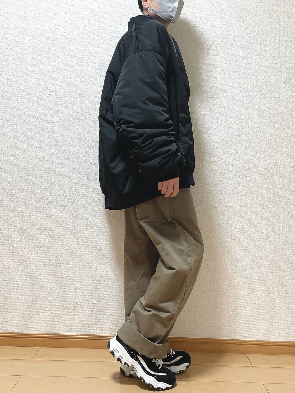 ブラック系のMA-1、グレー系のスウェット、ベージュ系のその他パンツを着用したメンズの冬コーディネートの2枚目の写真