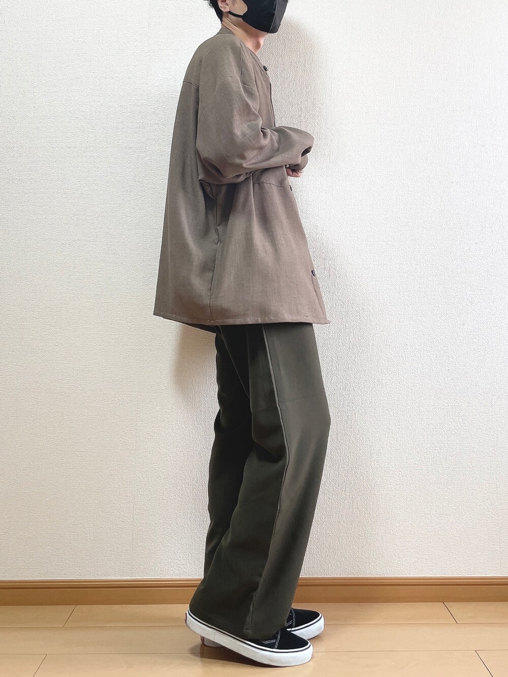 ブラウン系のシャツ/ブラウス、ベージュ系のTシャツ/カットソー、グリーン系のスラックスを着用したメンズの秋コーディネートの2枚目の写真