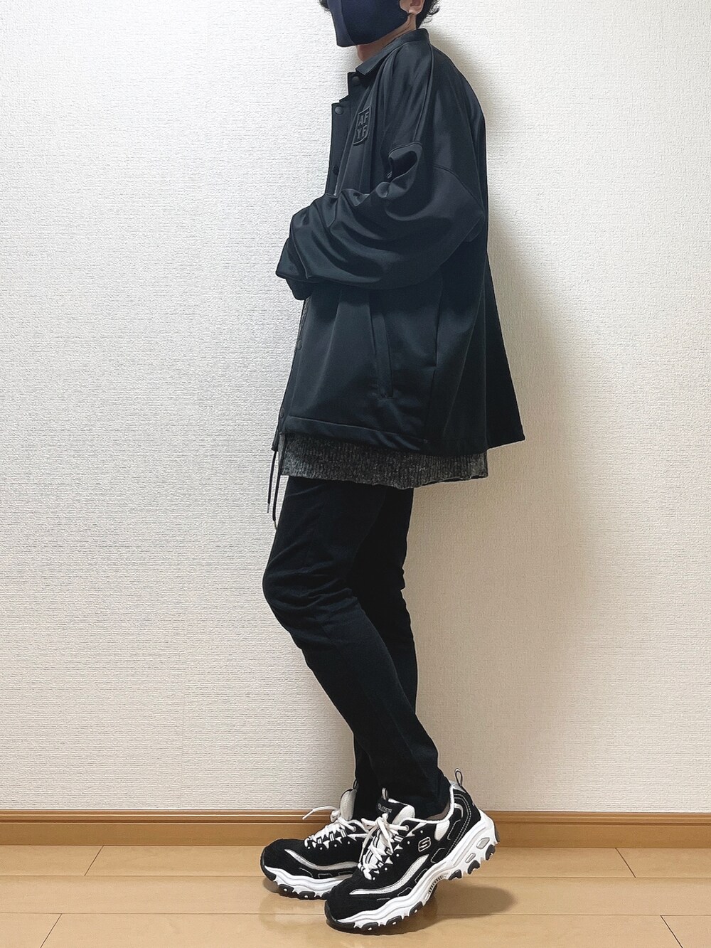 ブラック系のブルゾン、グレー系のニット/セーター、ブラック系のデニムパンツを着用したメンズの秋コーディネートの3枚目の写真