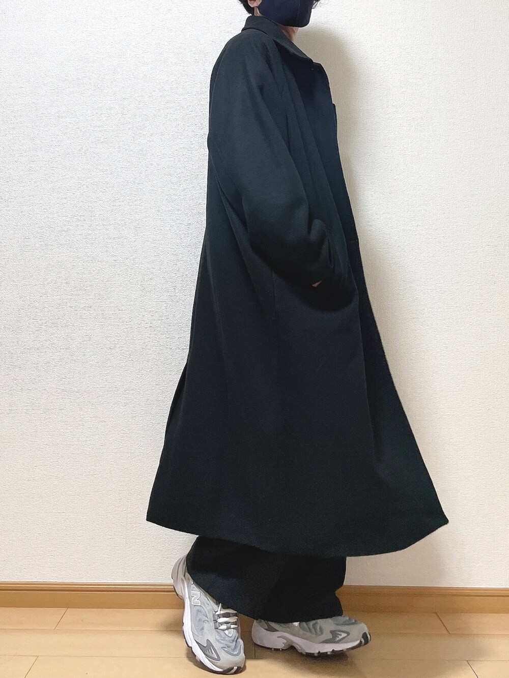 グレー系のスウェット、ブラック系のTシャツ/カットソー、ブラック系のその他パンツを着用したメンズの秋コーディネートの2枚目の写真
