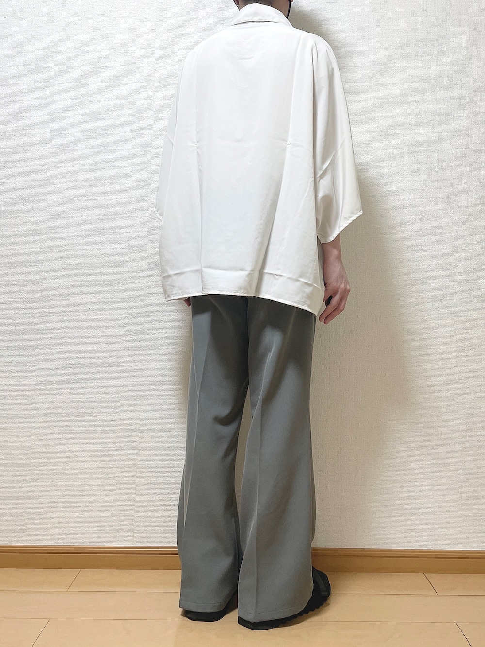 ホワイト系のシャツ/ブラウス、グレー系のスラックス、ブラック系のサンダルを着用したメンズの春コーディネートの4枚目の写真