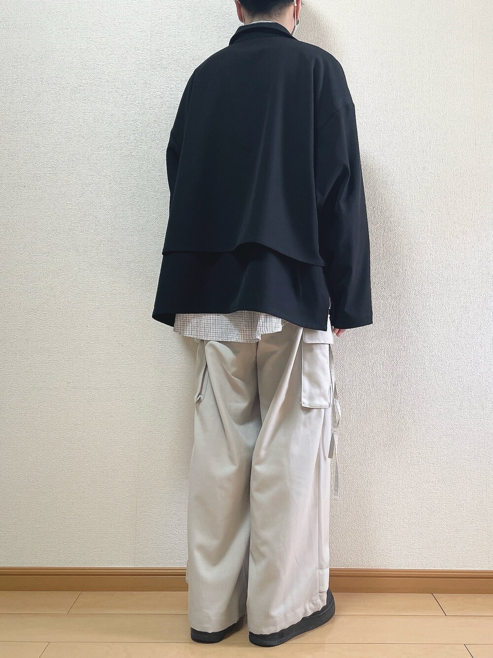 ブラック系のブルゾン、その他のシャツ/ブラウス、グレー系のカーゴパンツを着用したメンズの春コーディネートの4枚目の写真