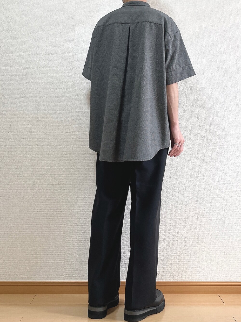 ブラック系のシャツ/ブラウス、ブラック系のその他パンツ、ブラック系のドレスシューズを着用したメンズの夏コーディネートの4枚目の写真