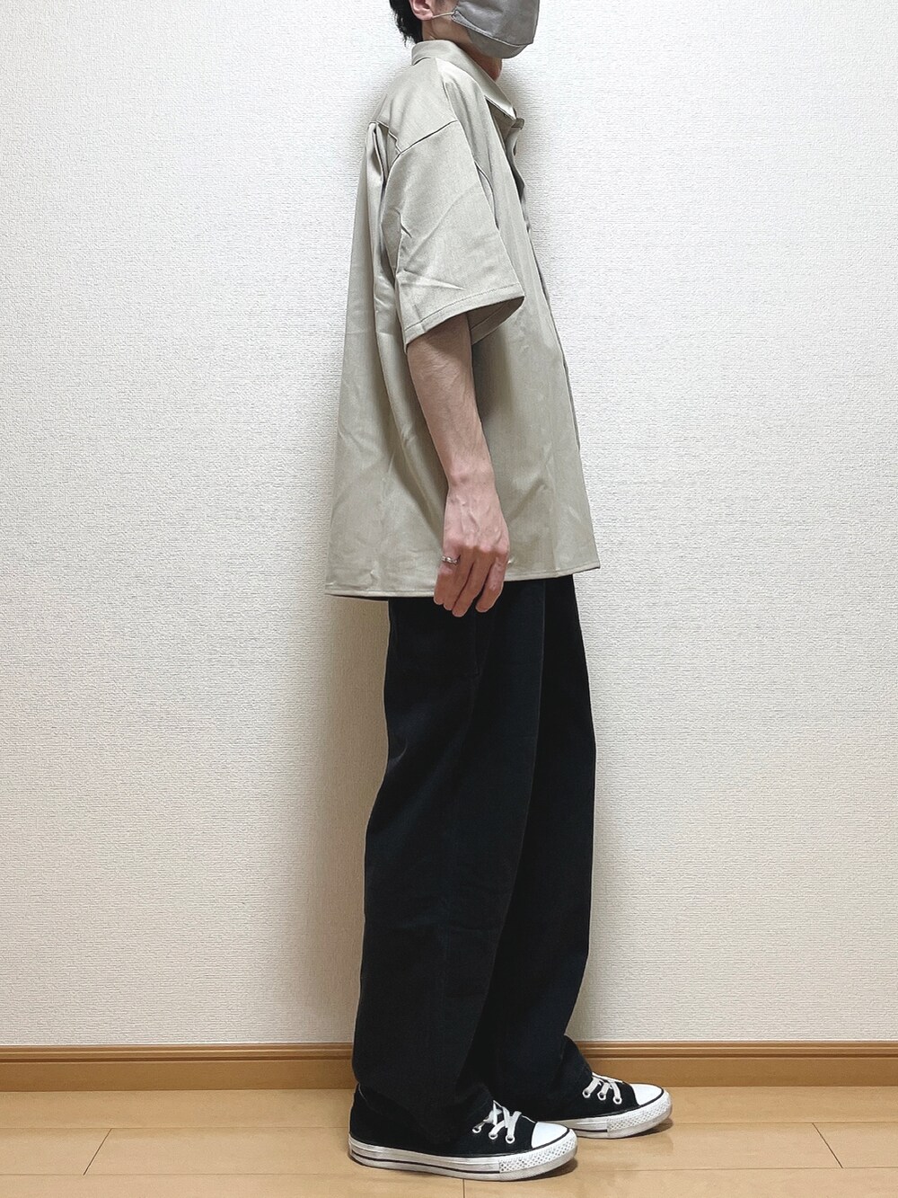 ベージュ系のシャツ/ブラウス、ブラック系のデニムパンツ、ブラック系のスニーカーを着用したメンズの春コーディネートの2枚目の写真