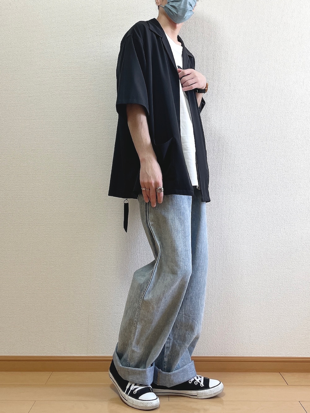 ブラック系のジャケット/アウター、ホワイト系のTシャツ/カットソー、ブルー系のデニムパンツを着用したメンズの春コーディネートの2枚目の写真