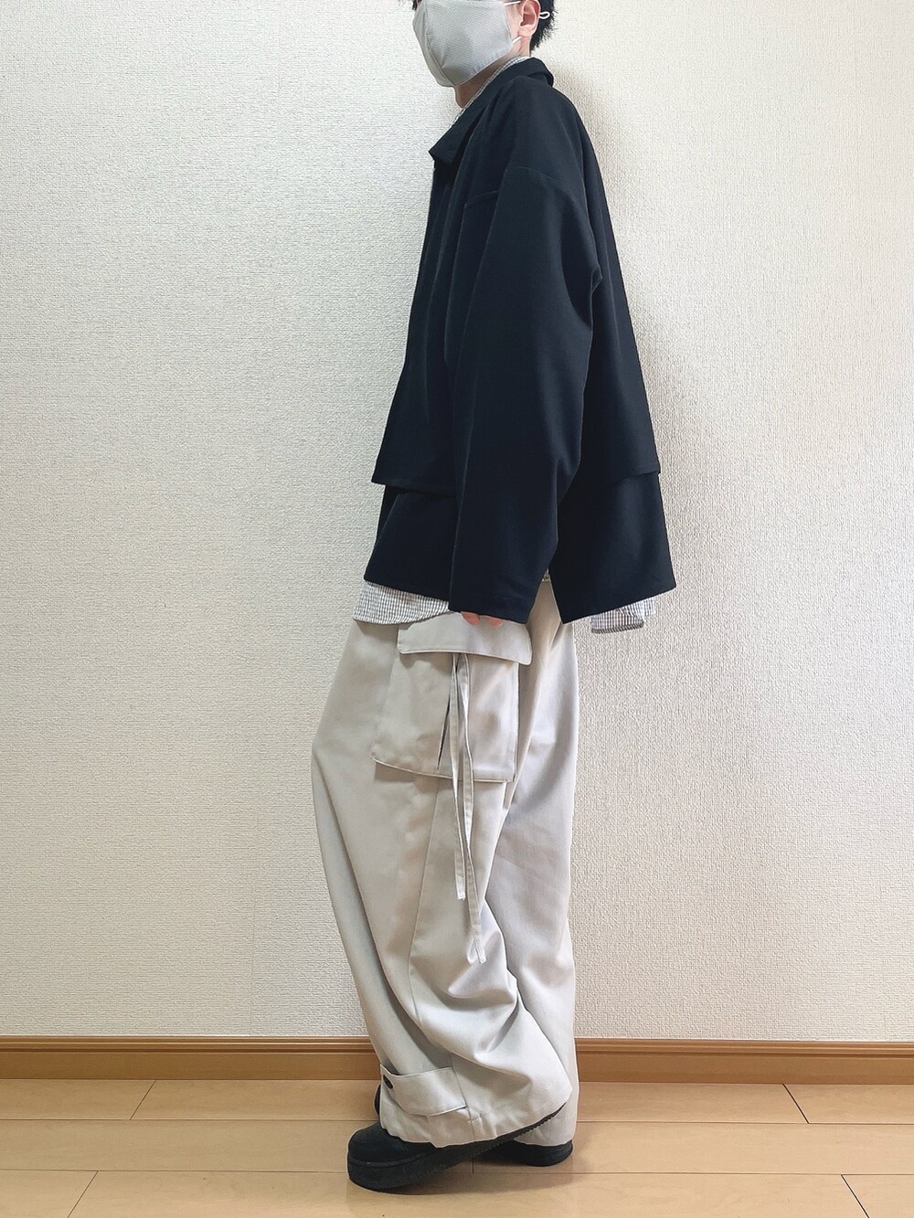 ブラック系のブルゾン、その他のシャツ/ブラウス、グレー系のカーゴパンツを着用したメンズの春コーディネートの3枚目の写真