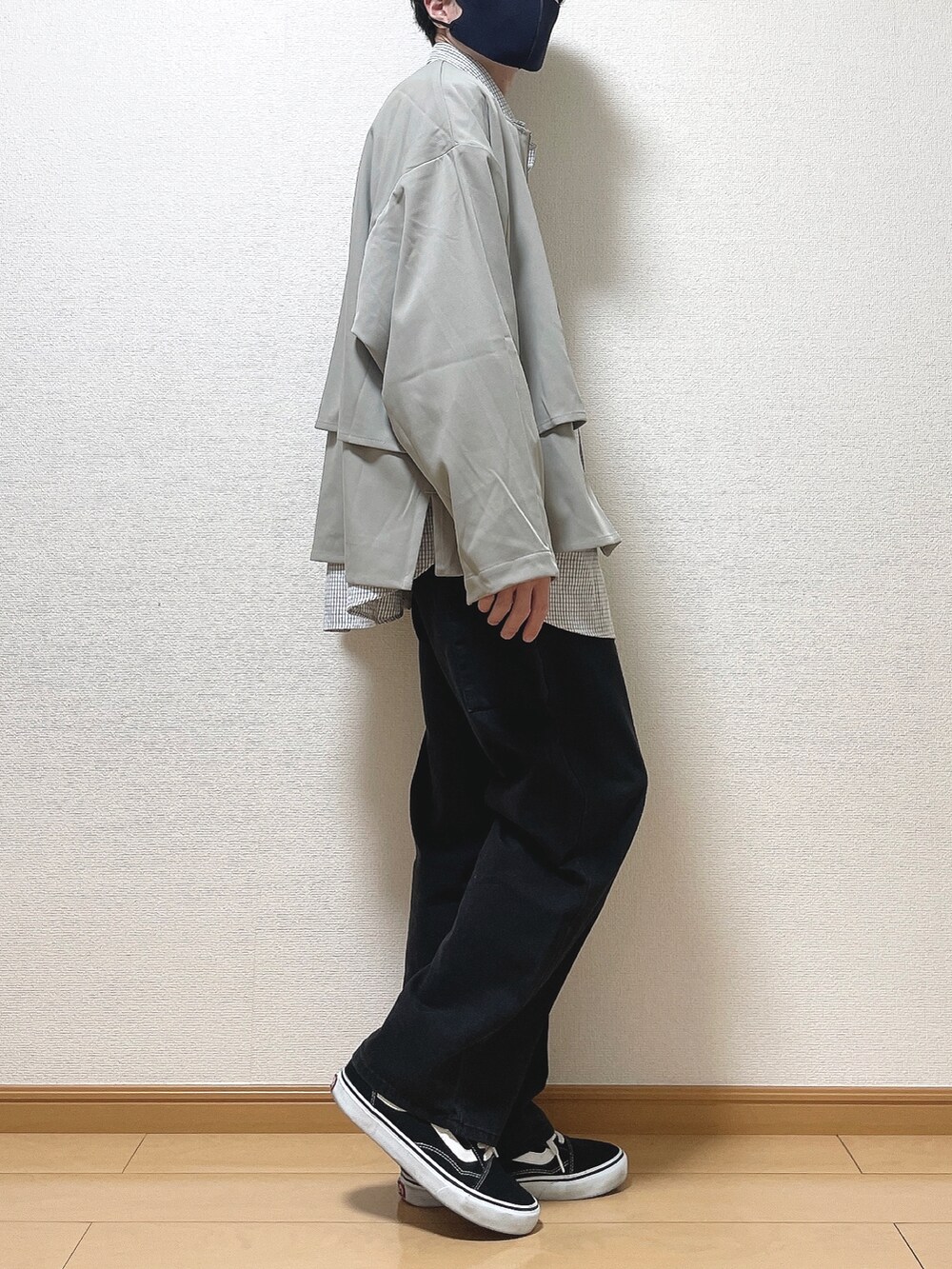 グレー系のブルゾン、ブラック系のシャツ/ブラウス、ブラック系のデニムパンツを着用したメンズの冬コーディネートの2枚目の写真