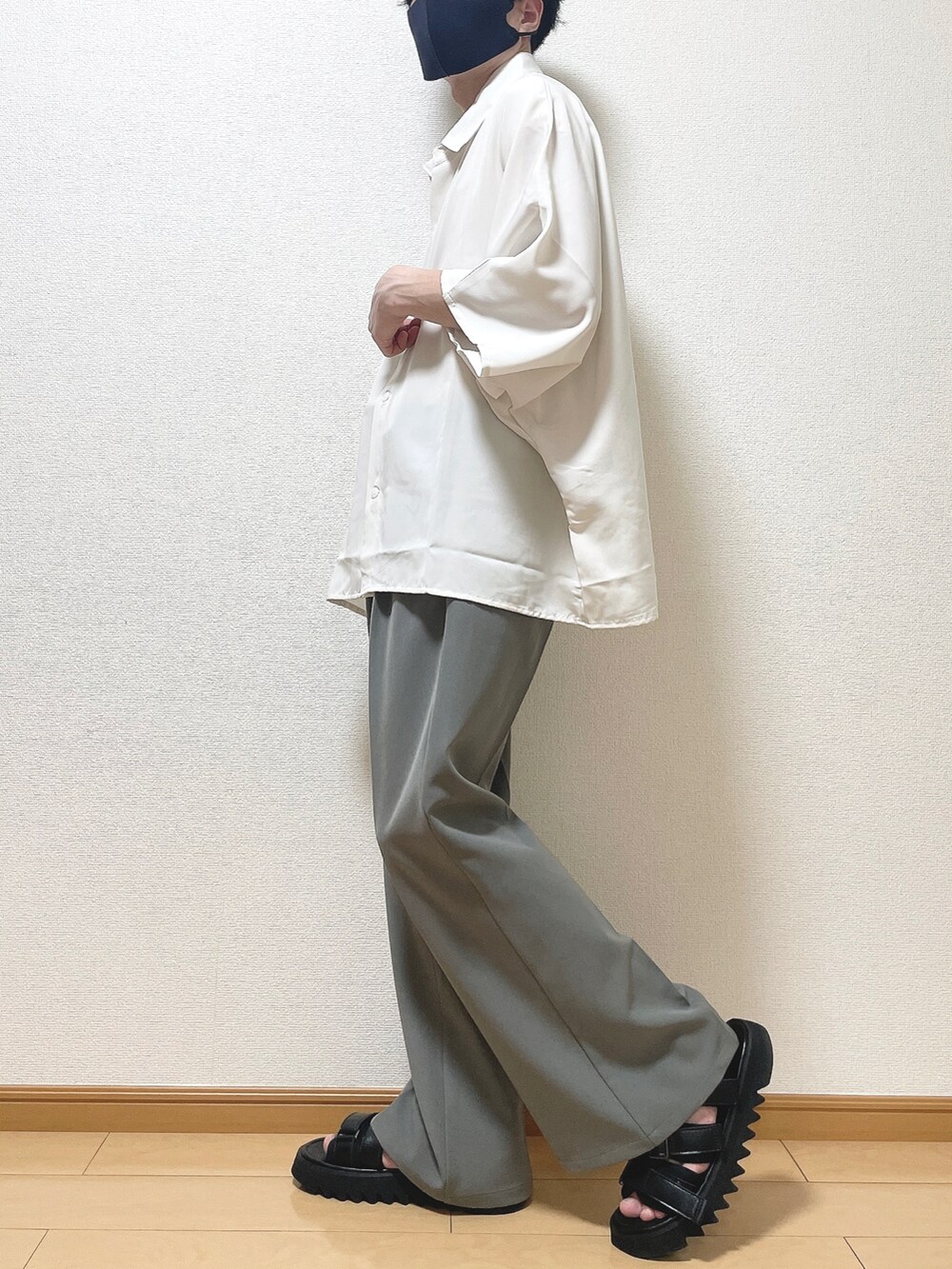 ホワイト系のシャツ/ブラウス、グレー系のスラックス、ブラック系のサンダルを着用したメンズの春コーディネートの3枚目の写真