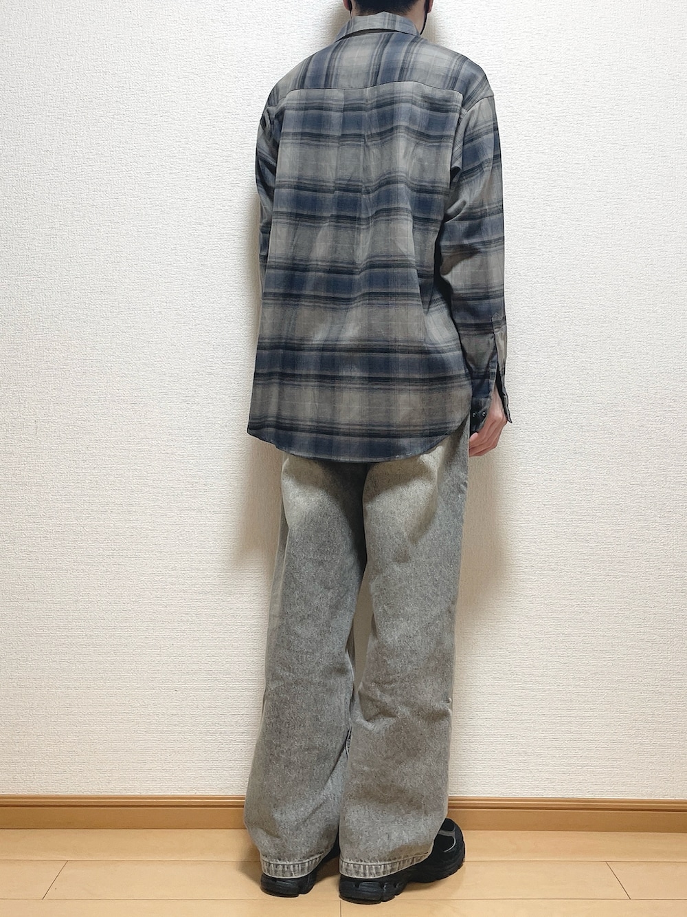 グレー系のシャツ/ブラウス、ブラック系のデニムパンツ、ブラック系のスニーカーを着用したメンズの春コーディネートの4枚目の写真