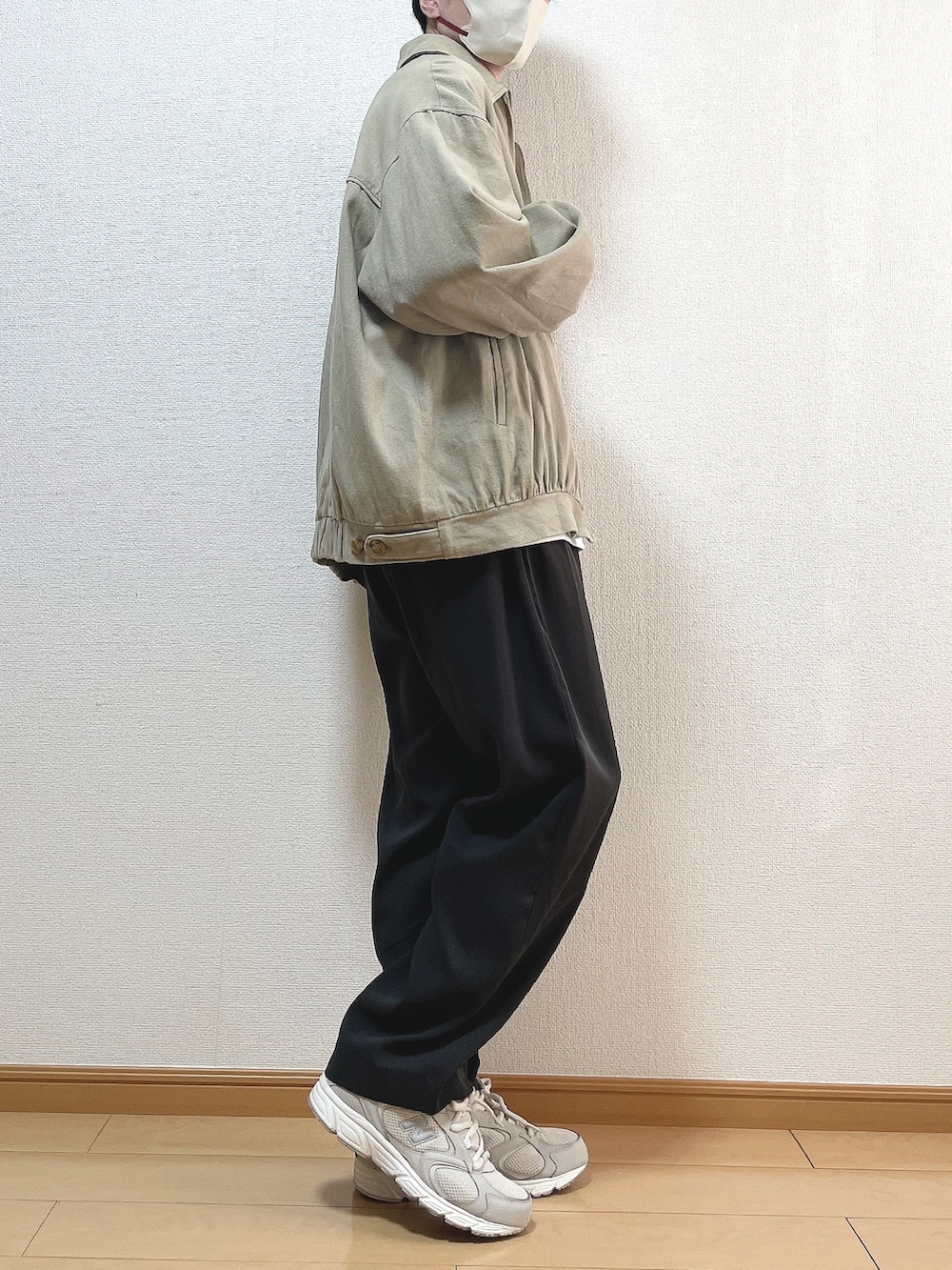 ベージュ系のブルゾン、ホワイト系のスウェット、グレー系のセットアップを着用したメンズの冬コーディネートの2枚目の写真