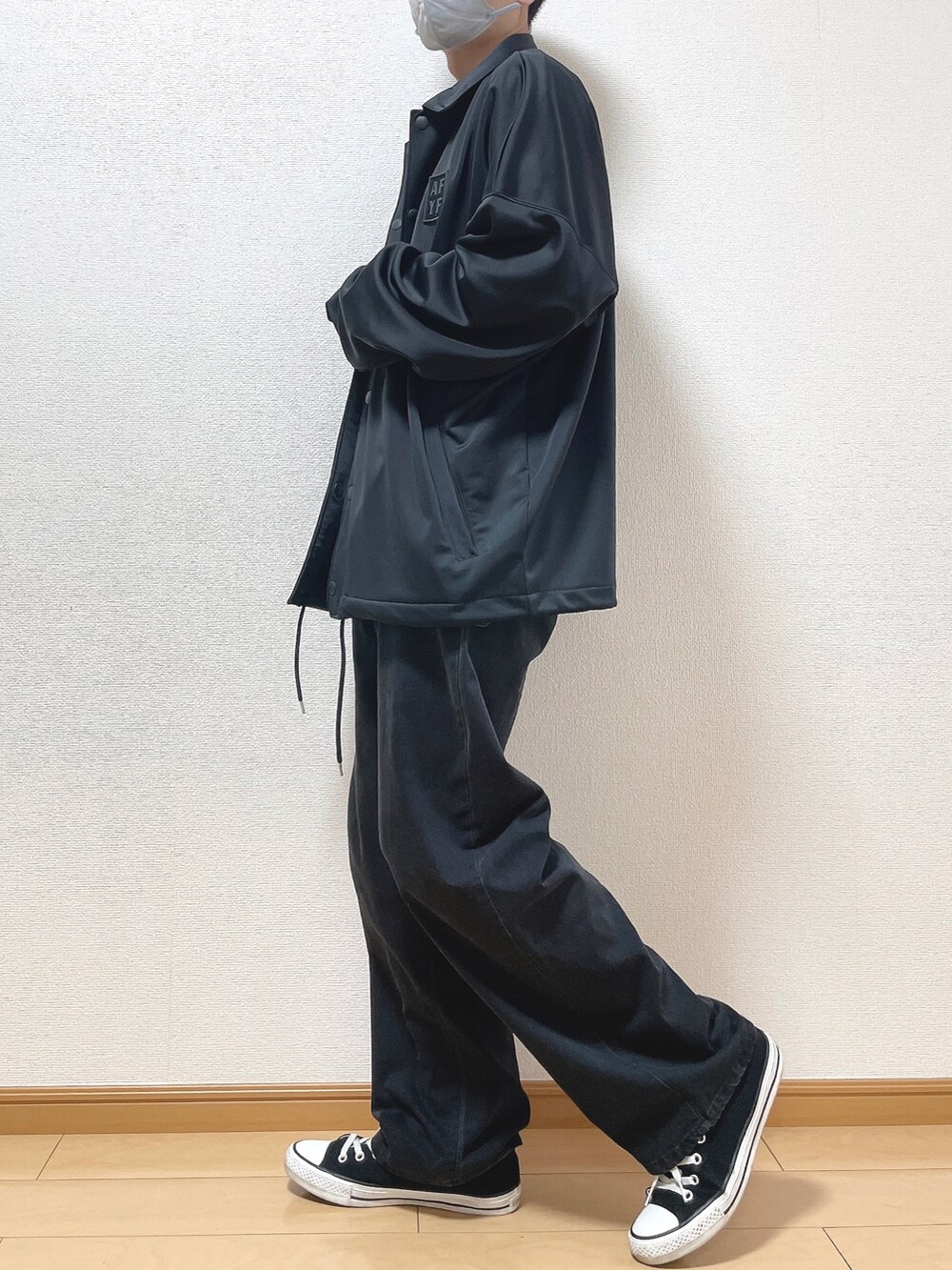 ブラック系のブルゾン、ブルー系のTシャツ/カットソー、ブラック系のデニムパンツを着用したメンズの秋コーディネートの3枚目の写真