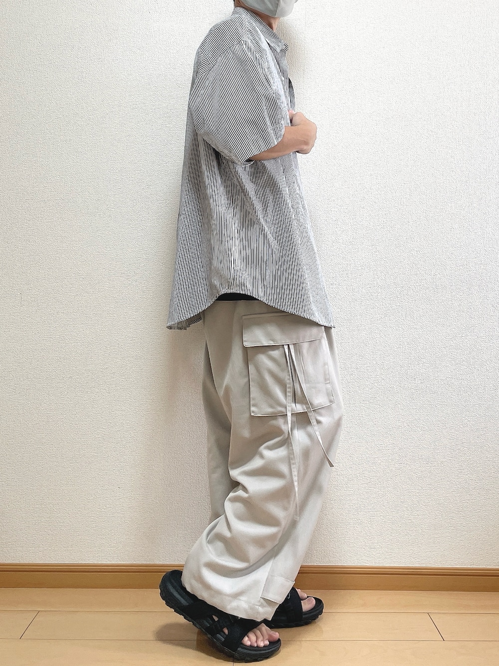 ブルー系のシャツ/ブラウス、ブラック系のTシャツ/カットソー、グレー系のカーゴパンツを着用したメンズの夏コーディネートの2枚目の写真
