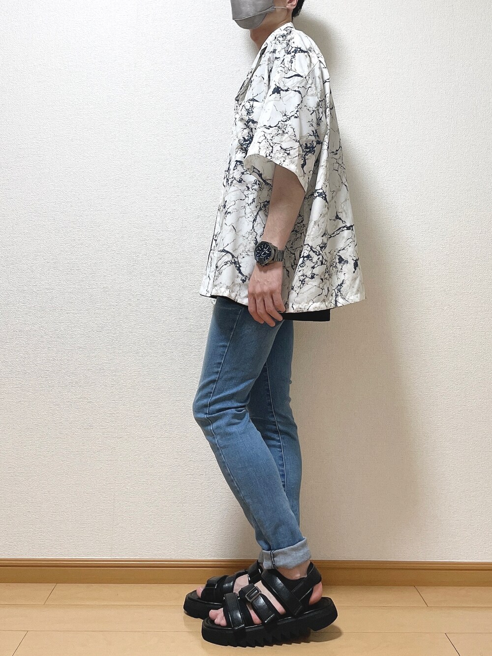 ホワイト系のシャツ/ブラウス、ブラック系のTシャツ/カットソー、ブルー系のデニムパンツを着用したメンズの夏コーディネートの3枚目の写真