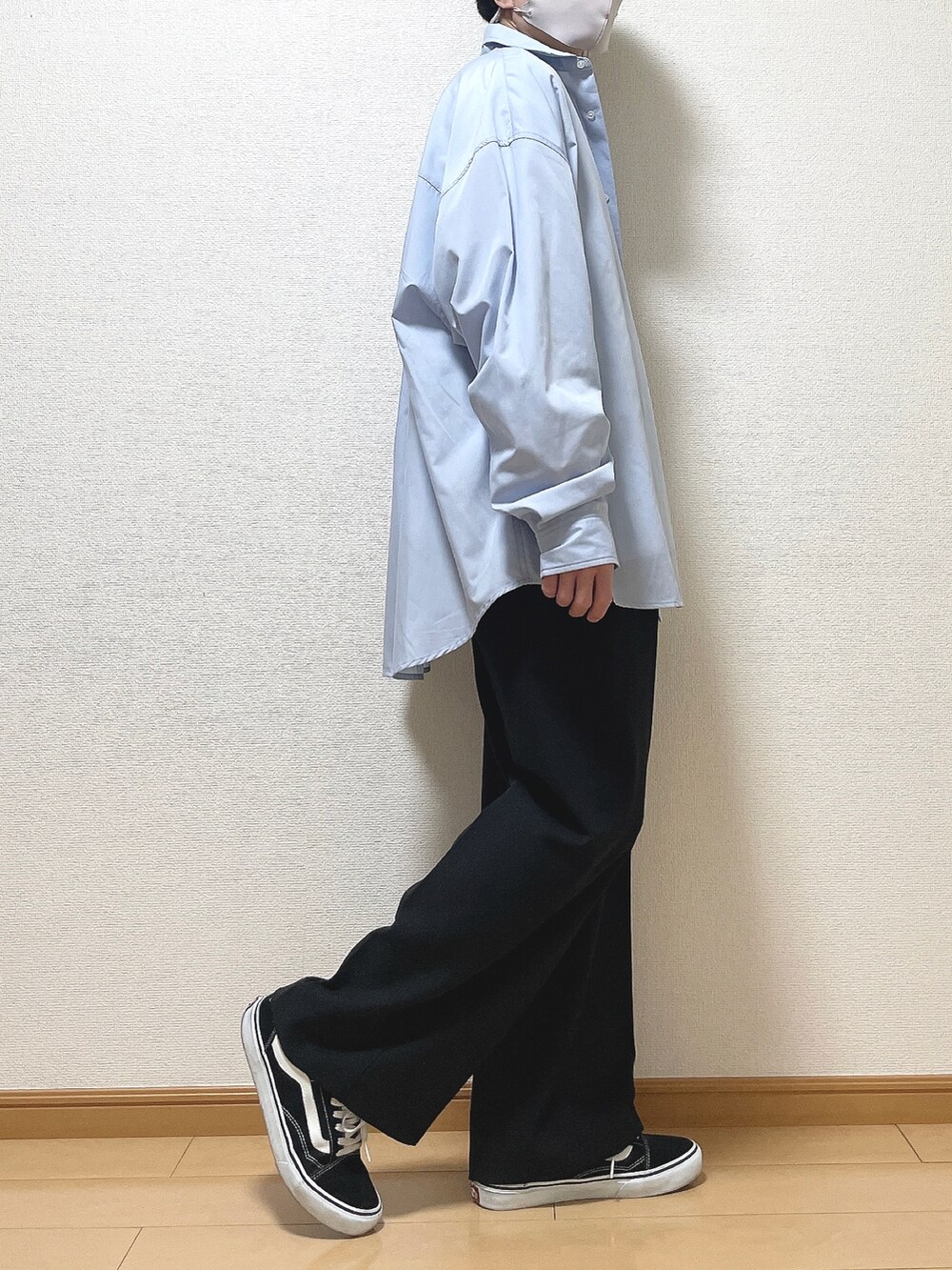 ブルー系のシャツ/ブラウス、ホワイト系のTシャツ/カットソー、ブラック系のその他パンツを着用したメンズの春コーディネートの2枚目の写真