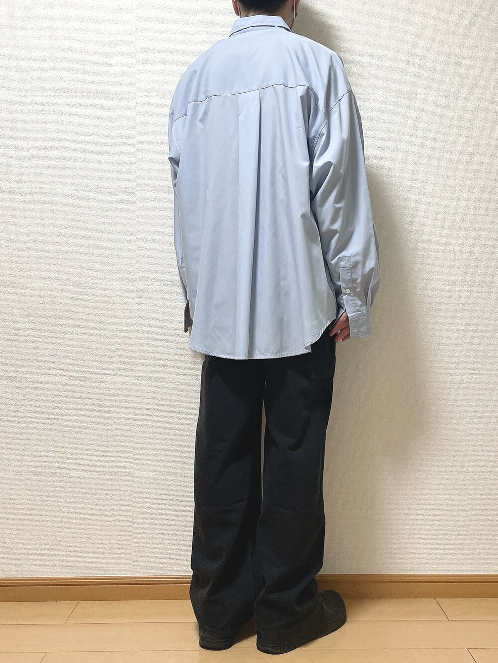 ブルー系のシャツ/ブラウス、ブラック系のデニムパンツ、ブラック系のスニーカーを着用したメンズの春コーディネートの4枚目の写真