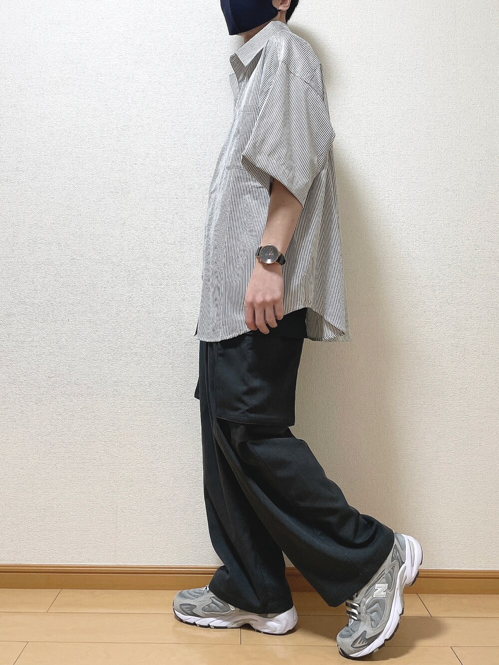 ブルー系のシャツ/ブラウス、ホワイト系のTシャツ/カットソー、グレー系のカーゴパンツを着用したメンズの春コーディネートの3枚目の写真