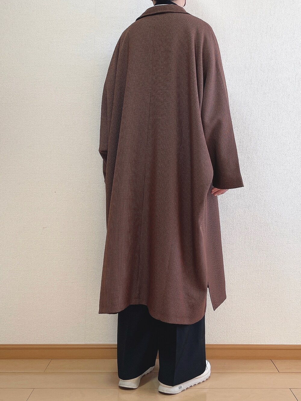 ブラウン系のステンカラーコート、グレー系のスウェット、ブラック系のTシャツ/カットソーを着用したメンズの冬コーディネートの4枚目の写真