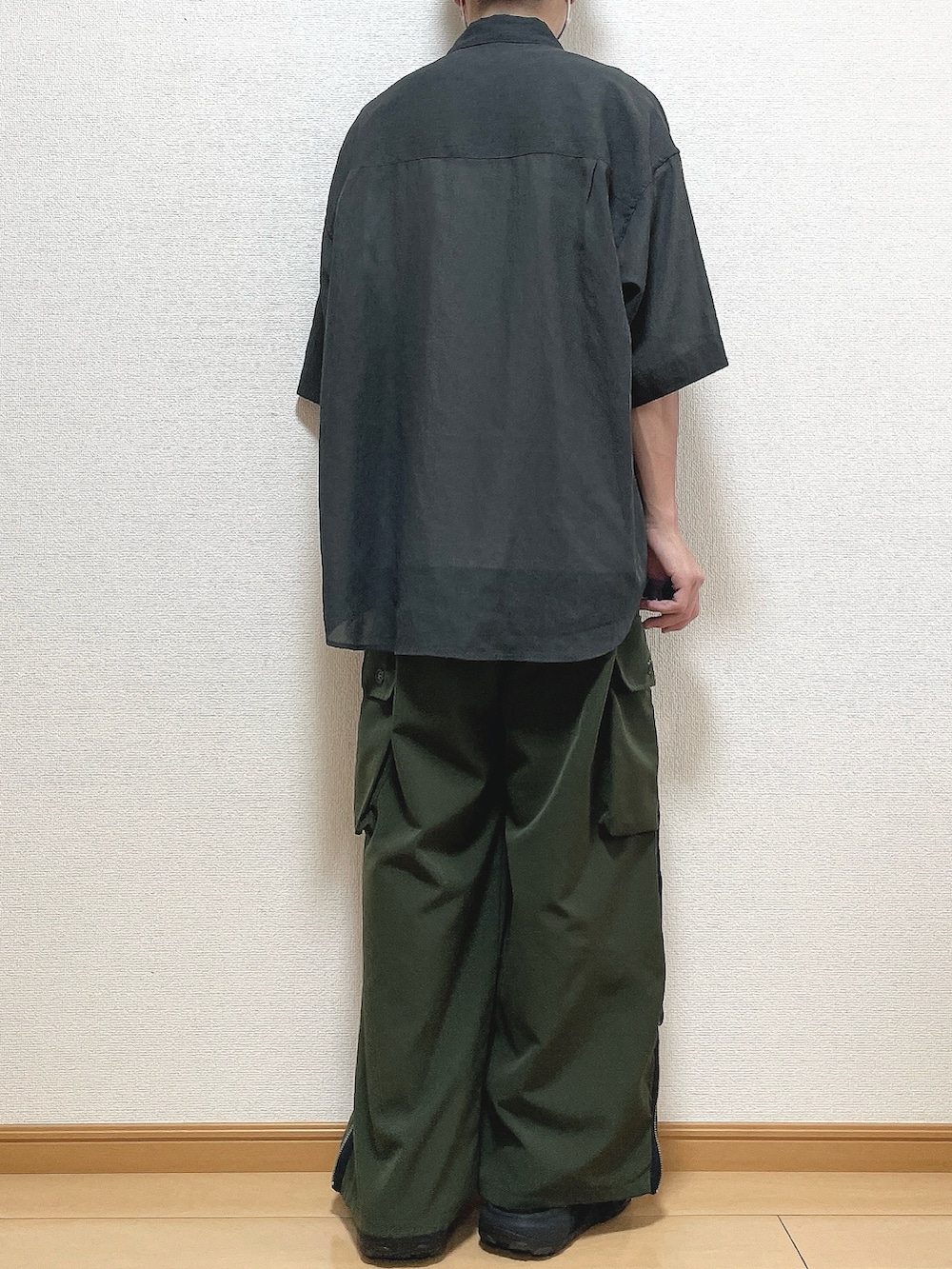 グレー系のシャツ/ブラウス、ホワイト系のTシャツ/カットソー、グリーン系のカーゴパンツを着用したメンズの夏コーディネートの4枚目の写真