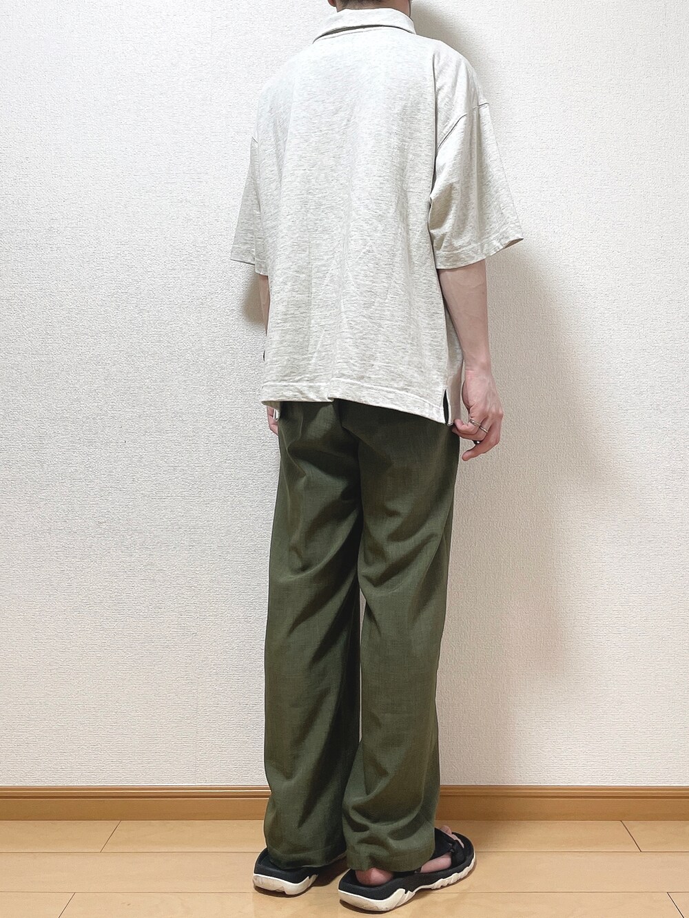 ベージュ系のTシャツ/カットソー、グリーン系のその他パンツ、ブラック系のサンダルを着用したメンズの夏コーディネートの4枚目の写真