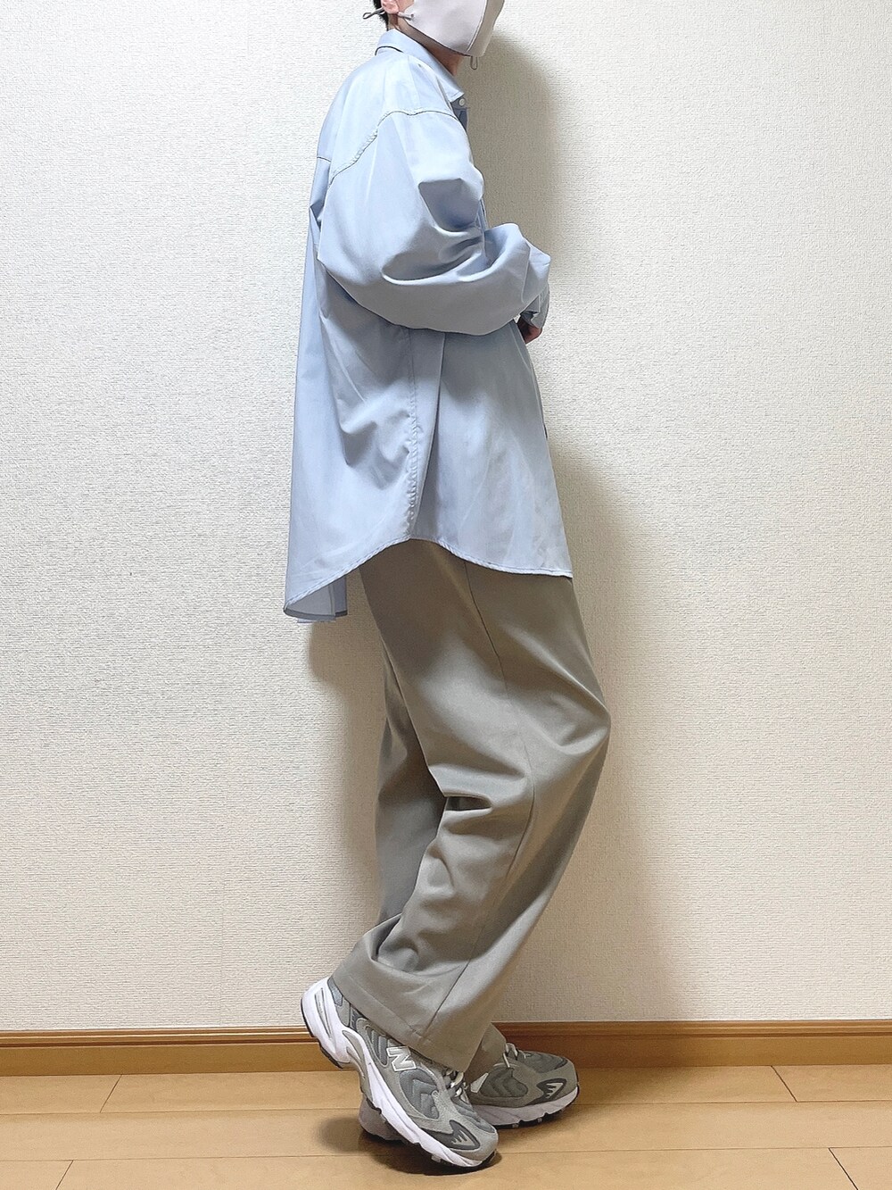 ブルー系のシャツ/ブラウス、グレー系のその他パンツ、グレー系のスニーカーを着用したメンズの春コーディネートの2枚目の写真