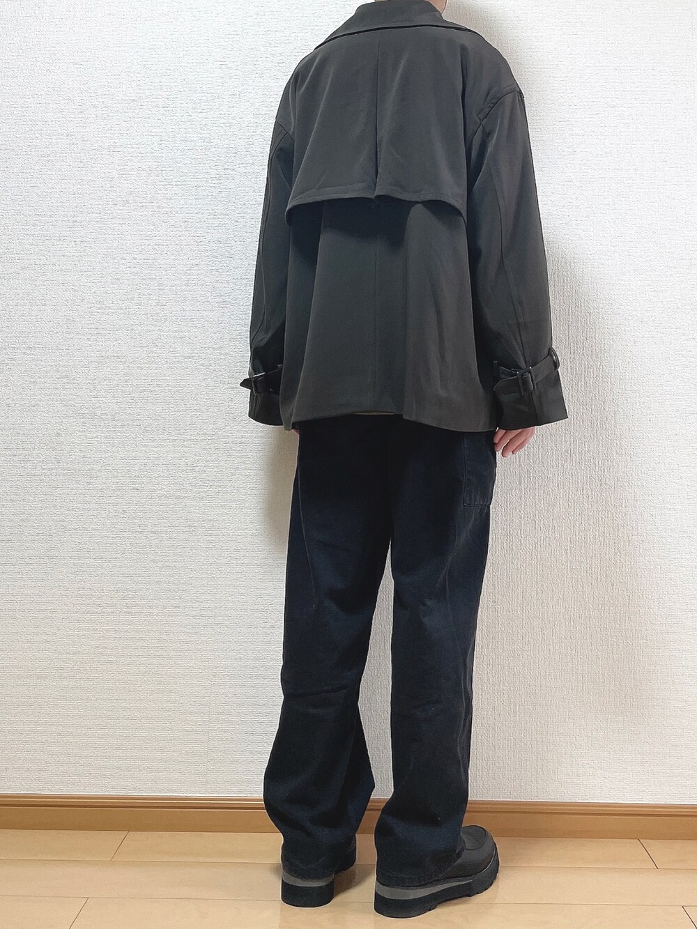 ブラウン系のトレンチコート、ブラウン系のシャツ/ブラウス、ブラック系のデニムパンツを着用したメンズの秋コーディネートの4枚目の写真