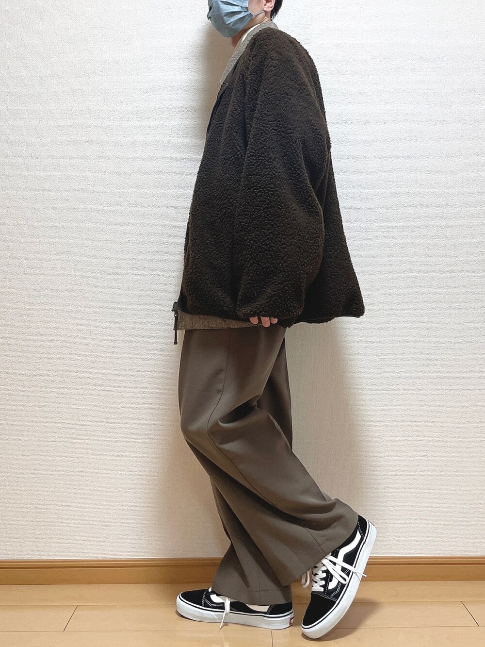 ブラウン系のブルゾン、ブラウン系のシャツ/ブラウス、ホワイト系のTシャツ/カットソーを着用したメンズの冬コーディネートの3枚目の写真