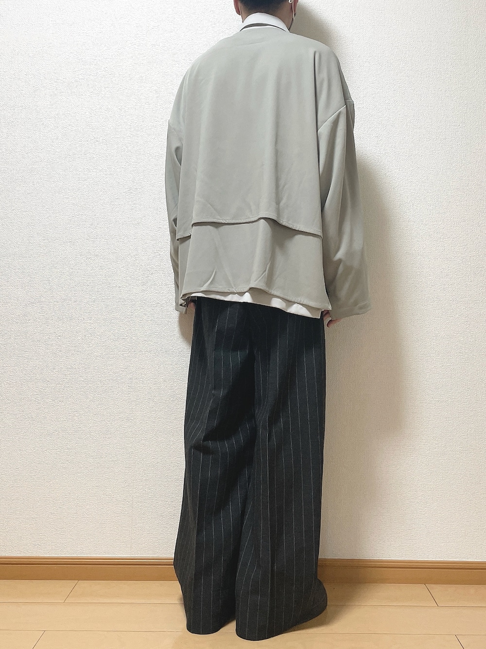 グレー系のブルゾン、グレー系のシャツ/ブラウス、ブラック系のパンツを着用したメンズの春コーディネートの4枚目の写真