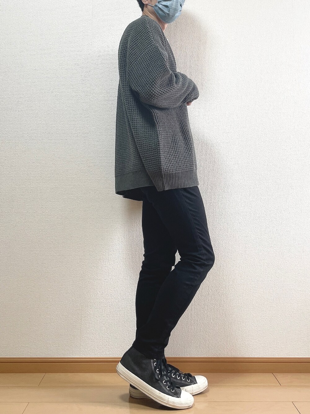 グレー系のカーディガン/ボレロ、ホワイト系のTシャツ/カットソー、ブラック系のデニムパンツを着用したメンズの秋コーディネートの2枚目の写真