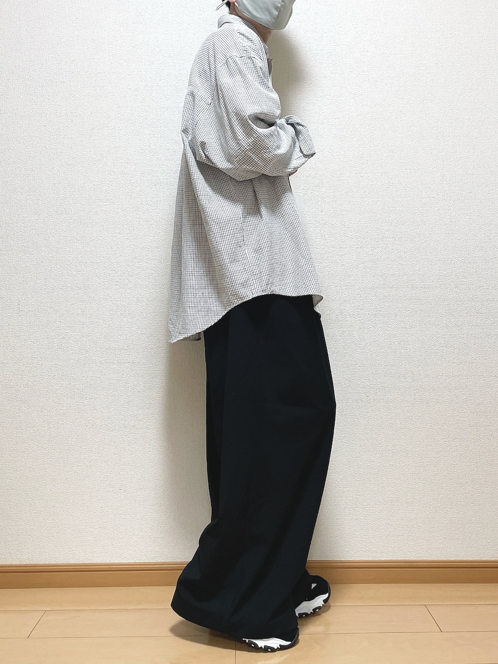 ブラック系のシャツ/ブラウス、ブラック系のスラックス、ブラック系のスニーカーを着用したメンズの春コーディネートの2枚目の写真