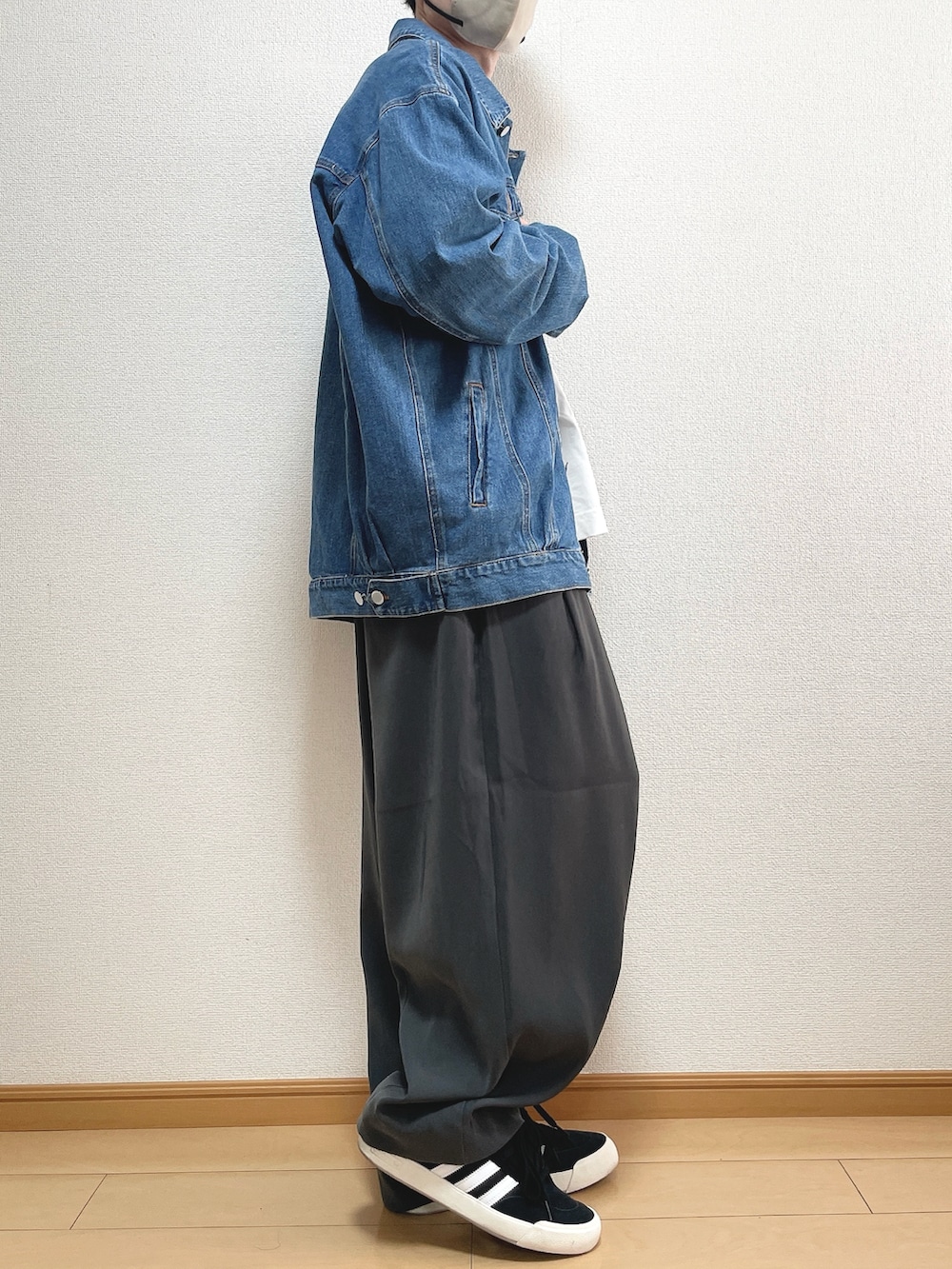 ブルー系のデニムジャケット、ホワイト系のTシャツ/カットソー、グレー系のスラックスを着用したメンズの春コーディネートの2枚目の写真