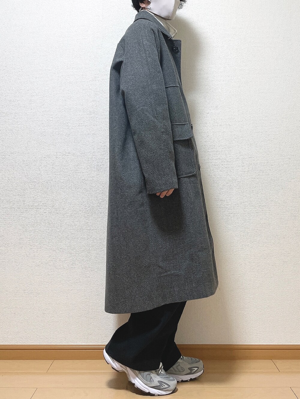 グレー系のステンカラーコート、グレー系のスウェット、ブラック系のTシャツ/カットソーを着用したメンズの秋コーディネートの2枚目の写真