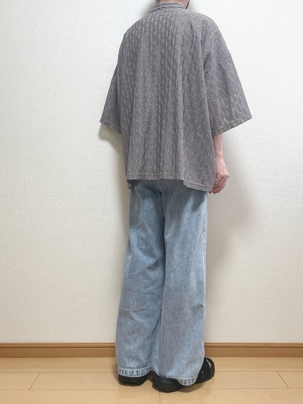 ベージュ系のシャツ/ブラウス、ブラック系のTシャツ/カットソー、ブルー系のデニムパンツを着用したメンズの夏コーディネートの4枚目の写真