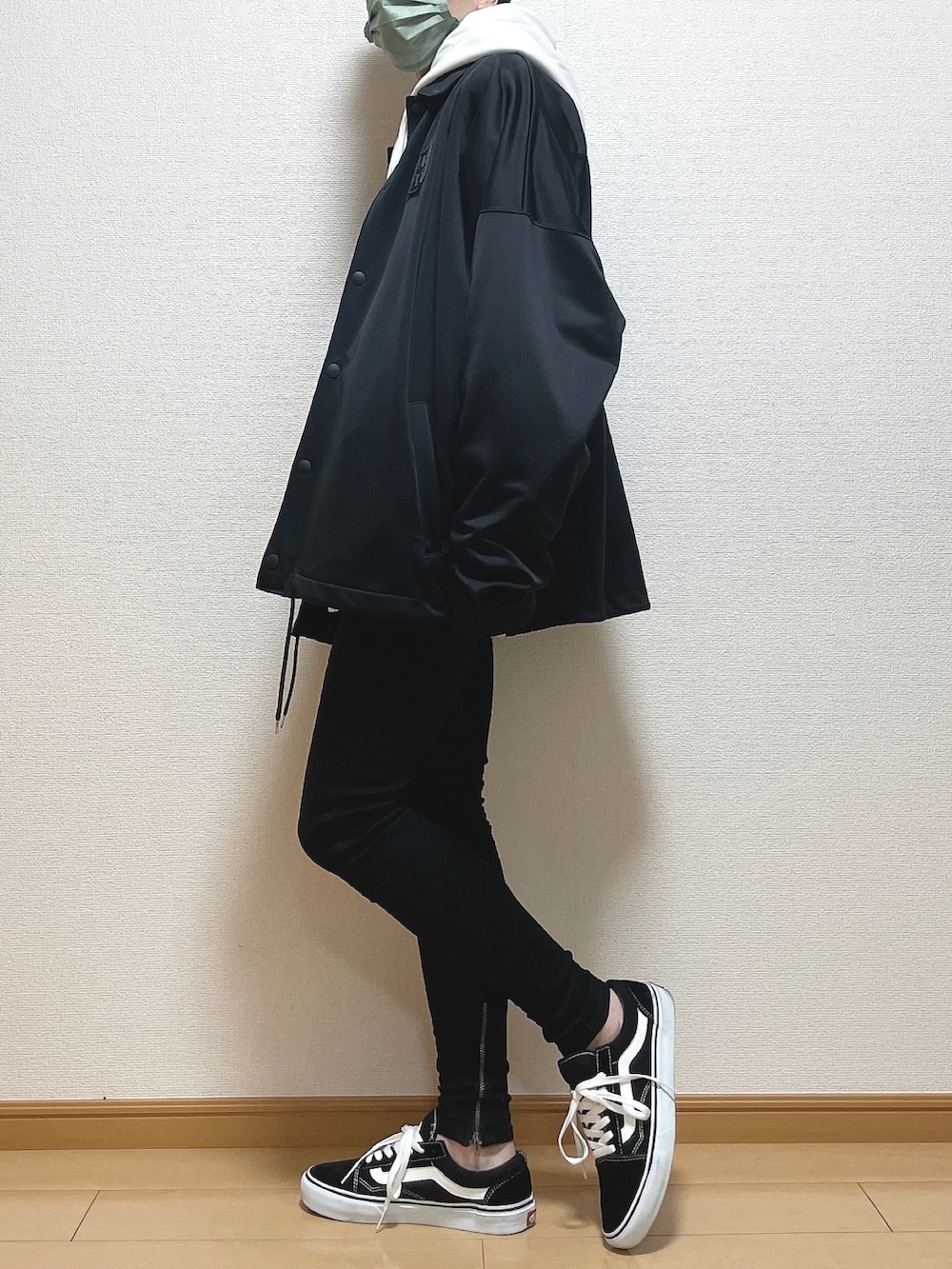 ブラック系のブルゾン、ホワイト系のパーカー、ブラウン系のTシャツ/カットソーを着用したメンズの冬コーディネートの3枚目の写真