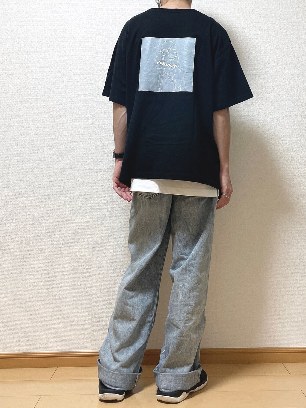 ブラック系のTシャツ/カットソー、ホワイト系のタンクトップ、ブルー系のデニムパンツを着用したメンズの夏コーディネートの4枚目の写真