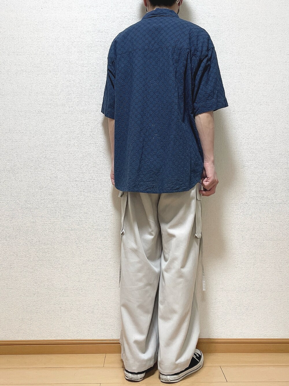 ブルー系のシャツ/ブラウス、ホワイト系のTシャツ/カットソー、グレー系のカーゴパンツを着用したメンズの春コーディネートの4枚目の写真