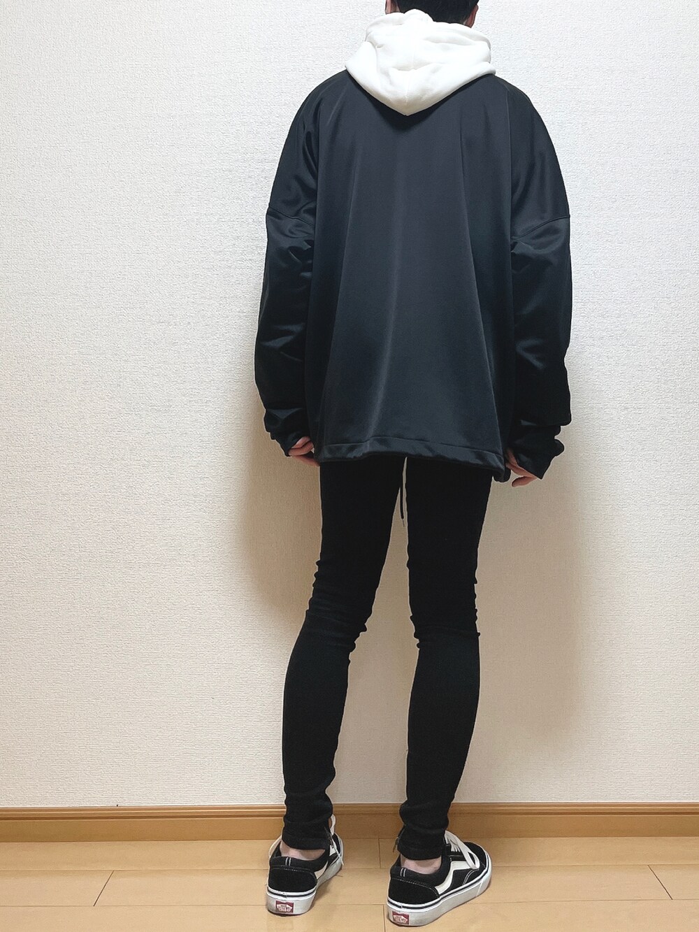 ブラック系のブルゾン、ホワイト系のパーカー、ブラウン系のTシャツ/カットソーを着用したメンズの冬コーディネートの4枚目の写真